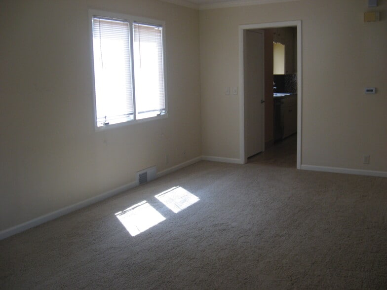 Building Photo - 5633 Parker St