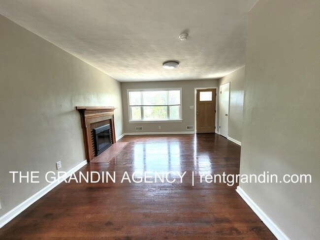 Building Photo - 8475 Cloverdale Rd