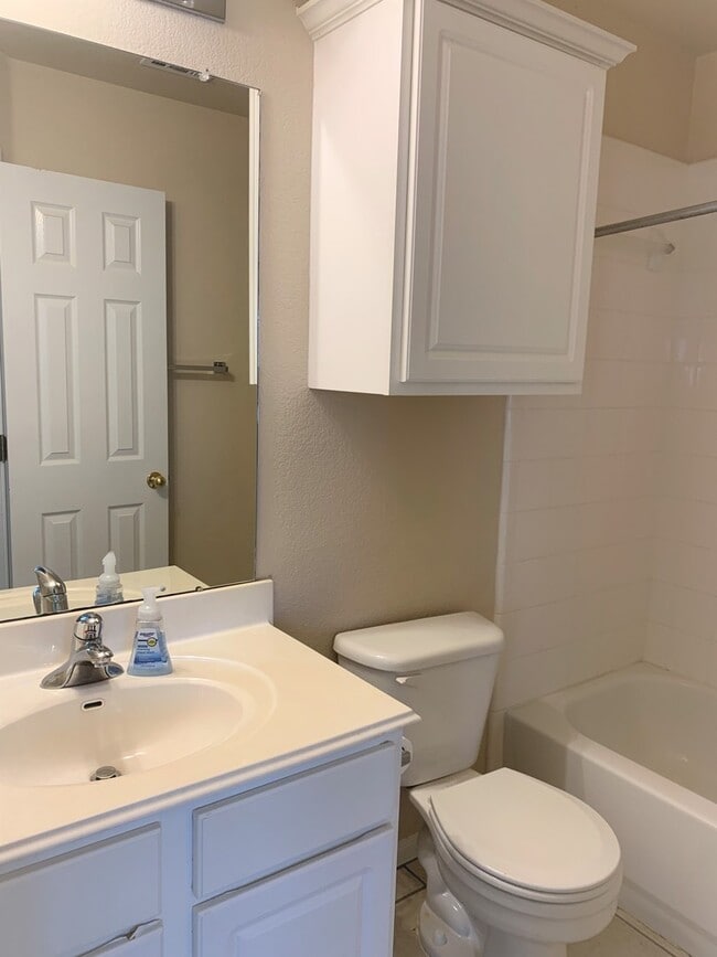 Building Photo - Two story home on large lot in the Ridge a...