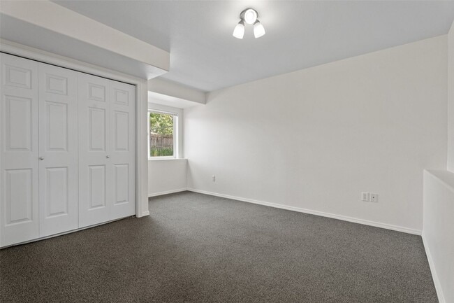Building Photo - 814