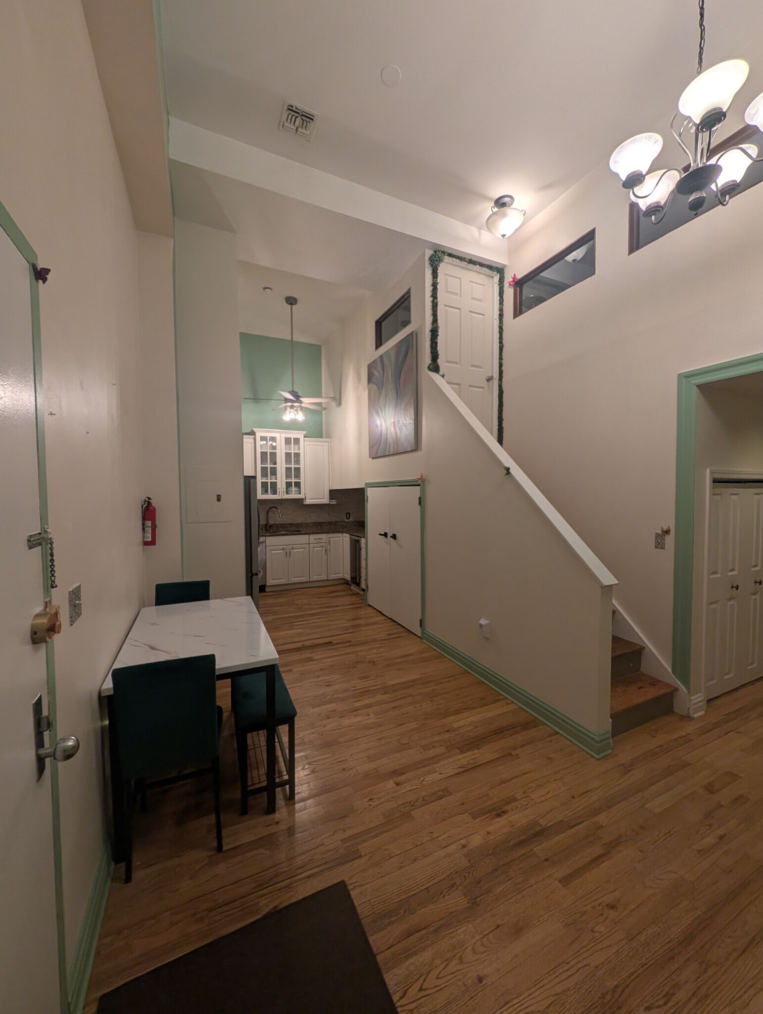 entrance/dining area/kitchen - 518 Gregory Ave
