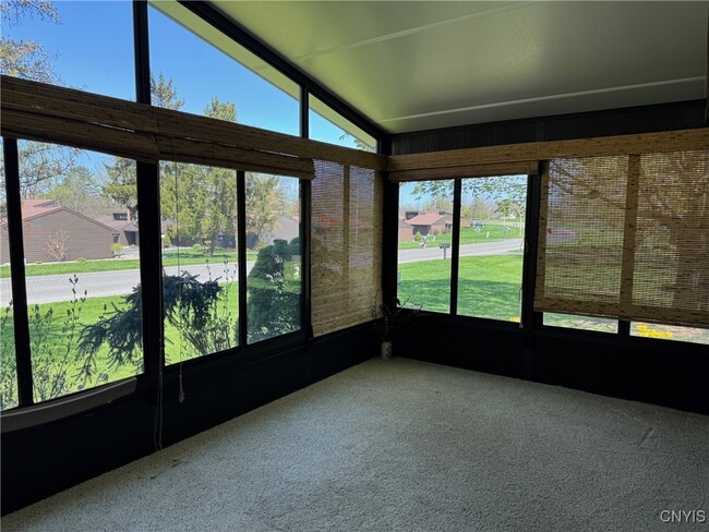 Building Photo - 812 Fairway Cir
