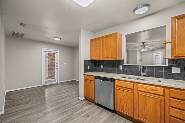 Building Photo - Spacious 3-Bed, 3-Bath Duplex – Awaits!
