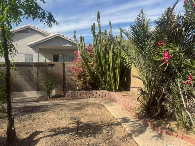 Building Photo - 1722 E Detroit St