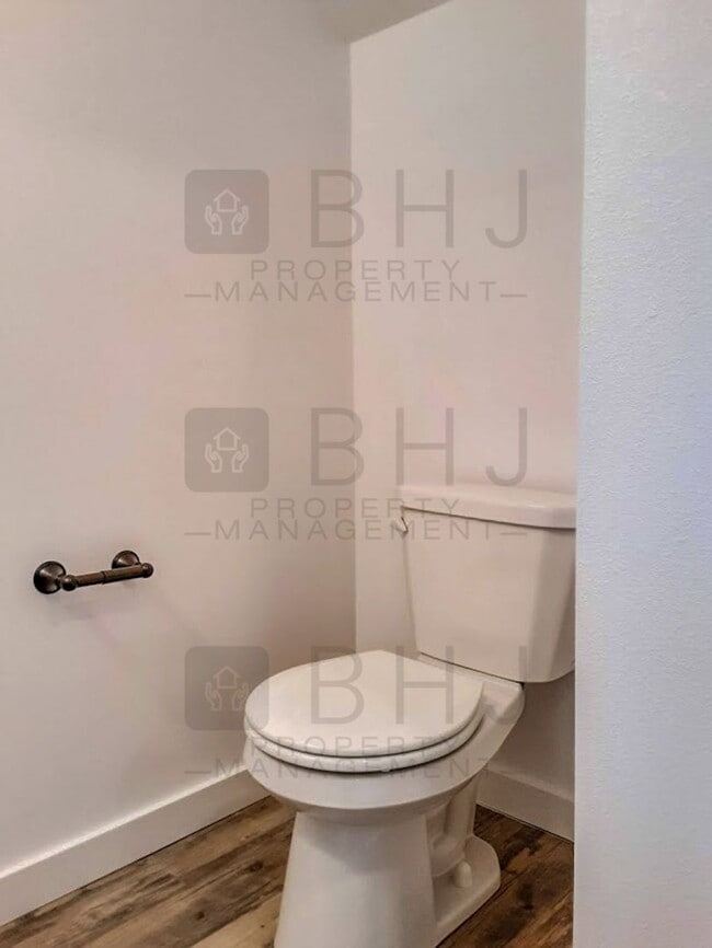 Building Photo - 2 BED/ 1.5 BATH TOWNHOME