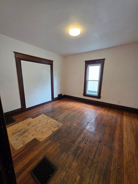 Building Photo - 364 S 10th St