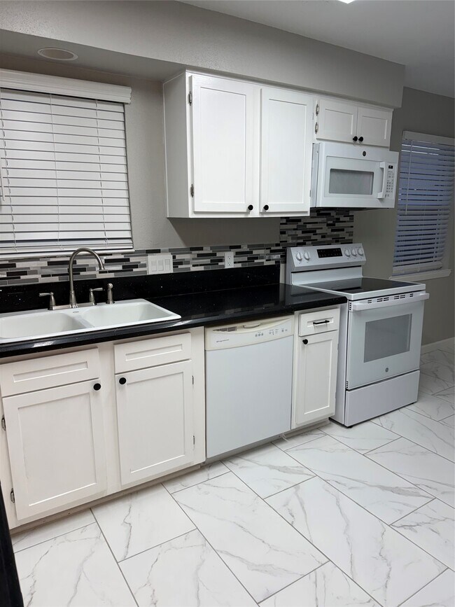 Building Photo - 5030 Valleyview Dr