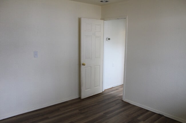 Building Photo - 2437 Darrow Ave