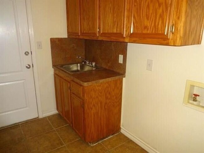 Building Photo - No App Fee. *