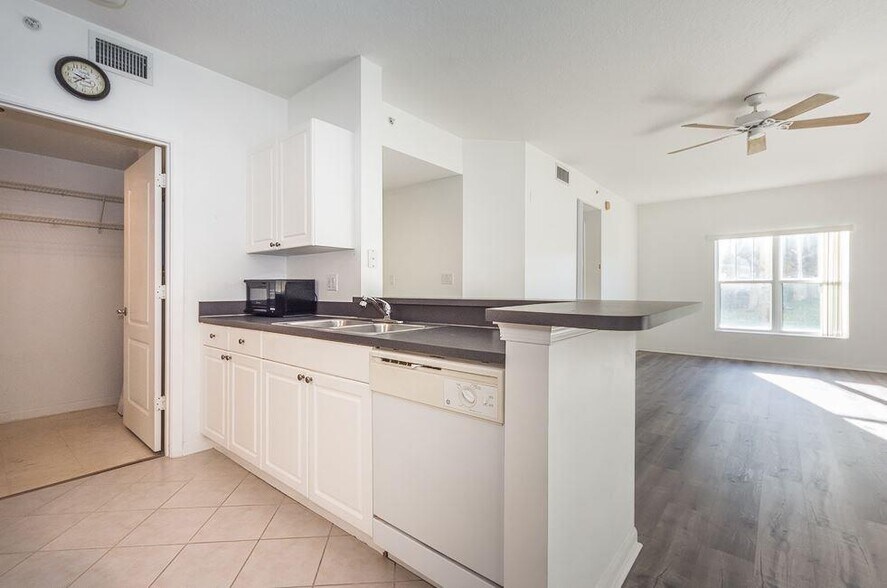 Building Photo - 5080 Fairways Cir