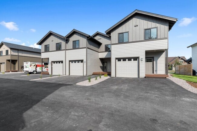 Building Photo - 3 bedroom, 2.5 bath townhome, minutes from downtown Whitefish