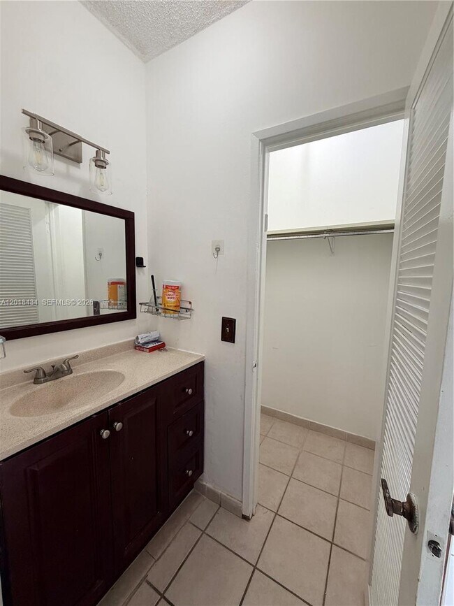 Building Photo - 9155 Fontainebleau Blvd