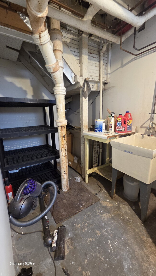 Building Photo - 6 Bed 2 bath FRESH PAINT - Single Family H...