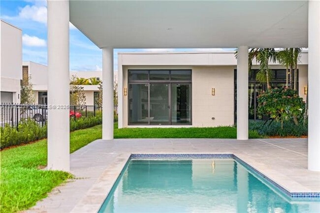 Building Photo - 16680 Botaniko Dr N