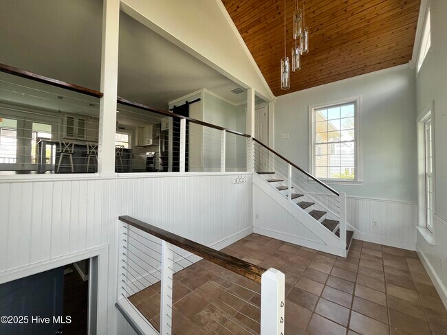 Building Photo - 321 Riverside Dr