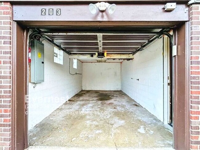 Building Photo - 203 Alpine Village Dr