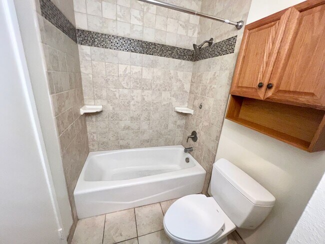 Building Photo - Beautiful 5 BD/2BA w/ Attached Garage & Sw...