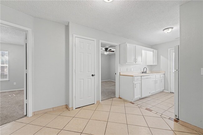 Building Photo - 3403 SW Victoria Pl