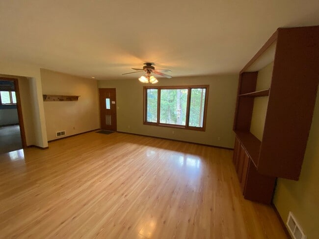Building Photo - Wonderful Unfurnished 3 Bed 3 Bath Home ou...
