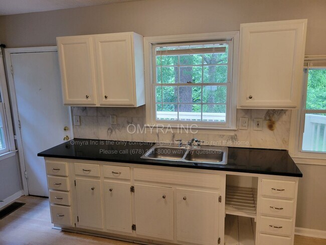 Building Photo - Charming 2 Bedroom Duplex Unit in Decatur!