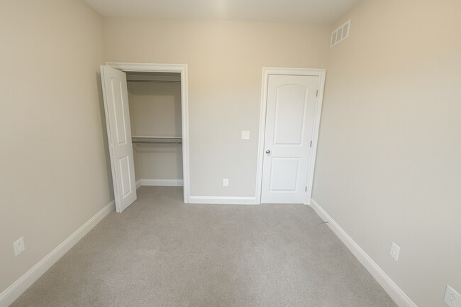 Building Photo - Spacious 4 Bedroom Home with Basement and Wet Bar in Clearwater