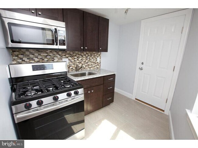 Building Photo - 2001 Tulip St