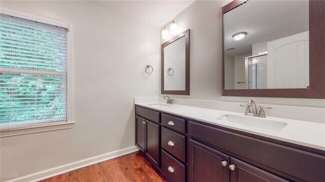 Building Photo - 2305 Vistamont Dr