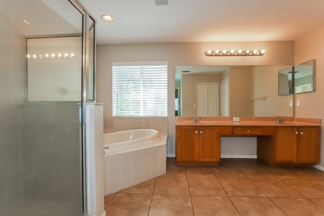 Building Photo - 4 Bedroom Tampa Home