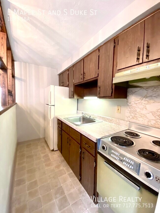 Building Photo - 461 E Maple St