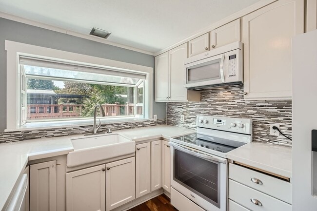 Building Photo - Ideally Located 3 Bed 2 Bath Lake Forest P...