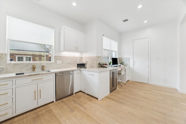 Building Photo - 2224 Mid Ln