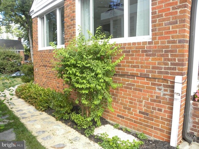 Building Photo - 716 N Overlook Dr