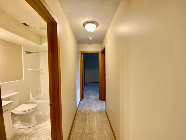 Building Photo - 2 Bed/1.5 Bath Ground floor