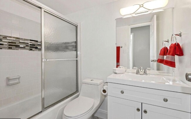 Building Photo - Renovated Herndon Condo