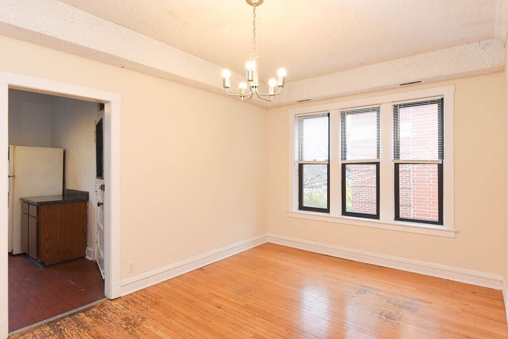 Building Photo - 3526 N Racine Ave