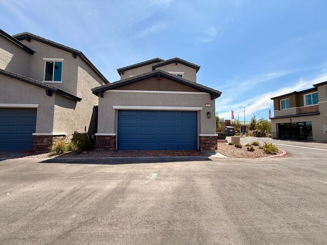 Building Photo - FULLY FURNISHED 3 BED 2.5 BATH 2 CAR GARAG...