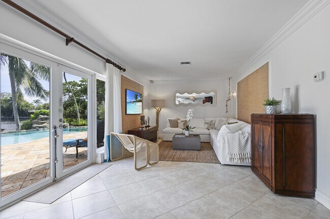 Building Photo - 1925 Coral Gardens Dr