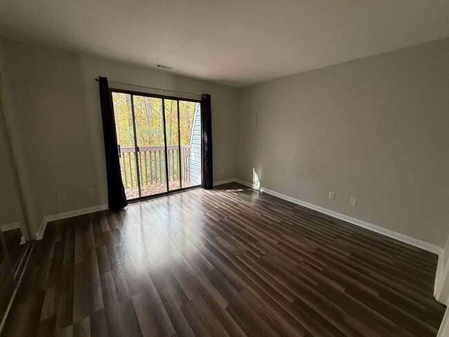 Building Photo - RARE - Finley Forest Gem in Chapel Hill - 2 Bedrooms – Available Aug 10!