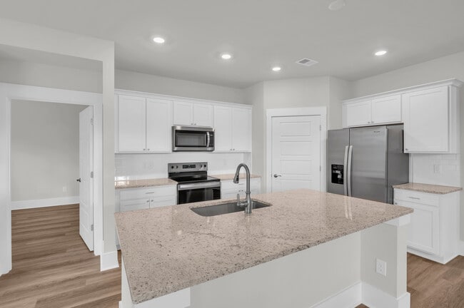 Building Photo - 514 Silky Oak Dr SE