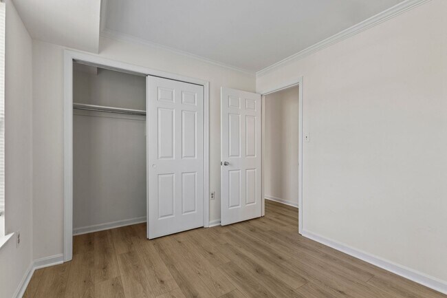 Building Photo - Top Floor Condo with Fireplace and Open Floorplan! Assigned Parking!