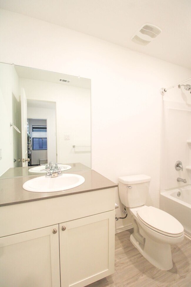 Building Photo - 3642 Millbrook Wy