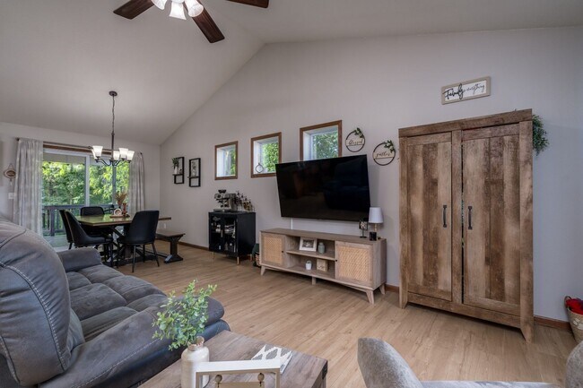 Building Photo - Stunning rambler on Tanager Road!