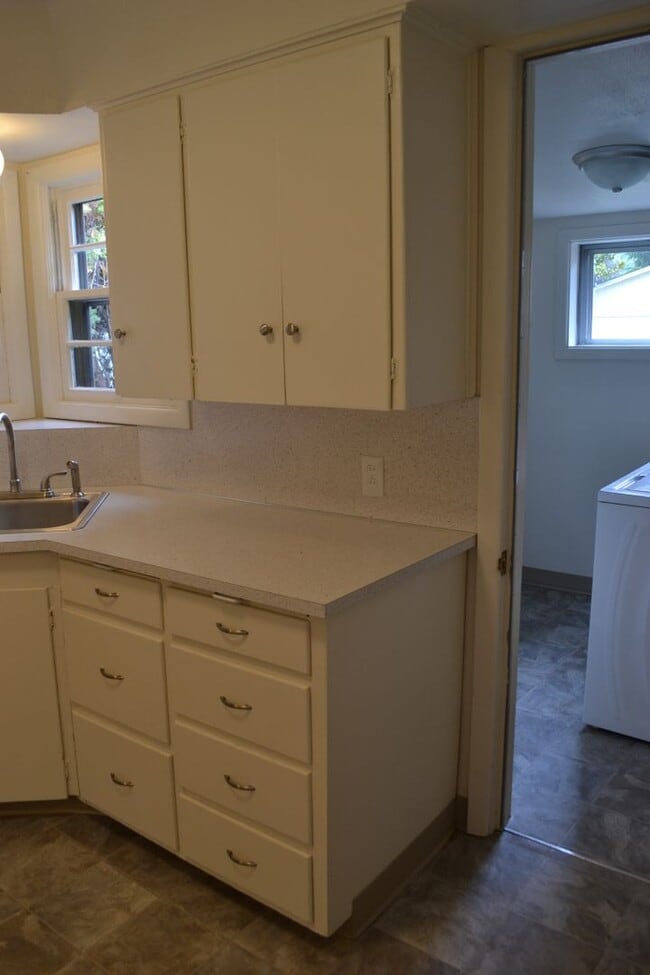 Building Photo - Quaint two-bedroom charmer in Northeast Salem