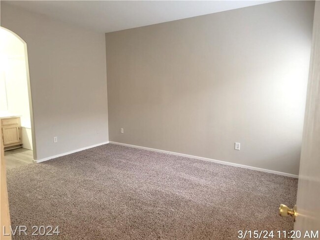 Building Photo - 2ND FLOOR 1 BED, 1 BATH UNIT ON THE SOUTH ...