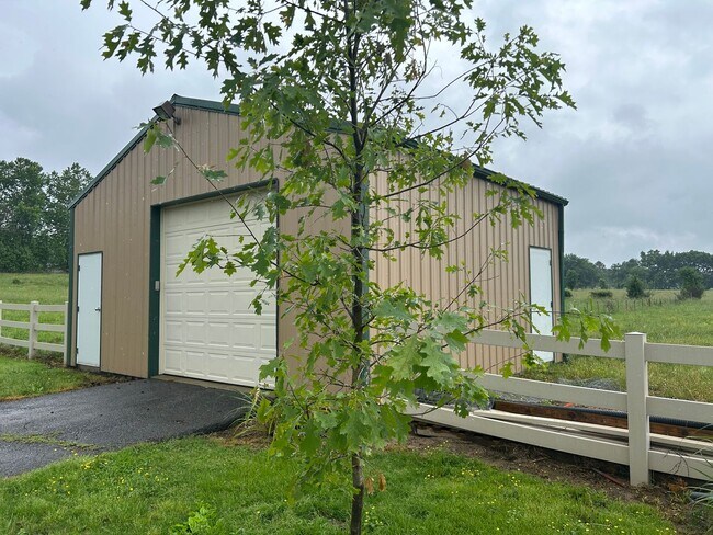 Building Photo - Spacious 3BR/3BA Home in Cave Springs with Pool