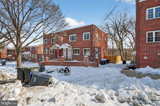 Building Photo - 146 Joliet St