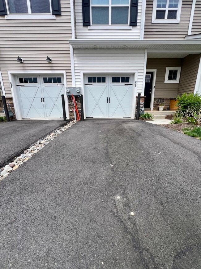 Building Photo - Luxurious 3-Bedroom Townhome in Norristown! Available mid-July!