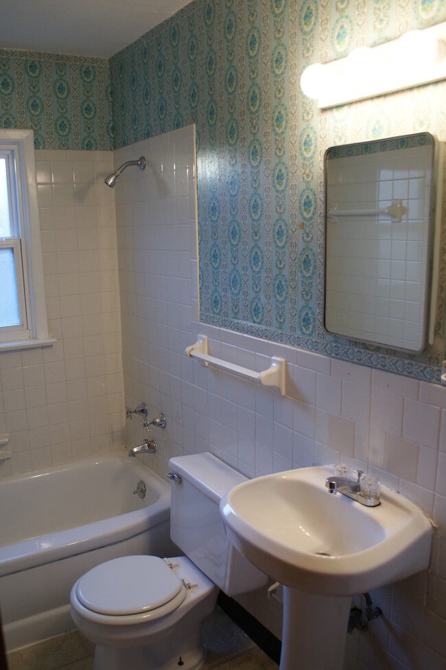 Building Photo - 3 Bedroom in Hazelwood with hardwood floors
