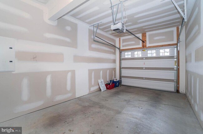 Building Photo - 6383 Creekbend Dr