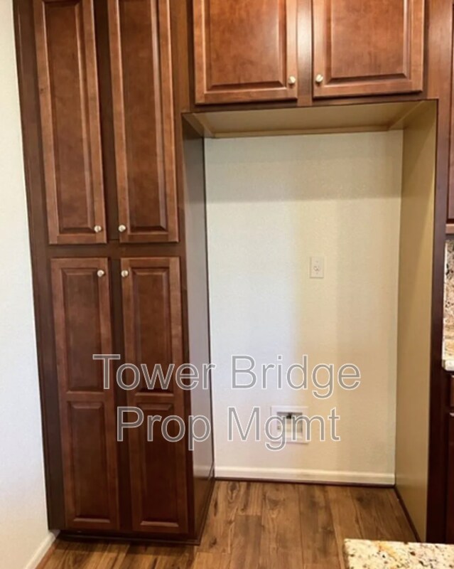 Building Photo - 3057 Village Park Dr